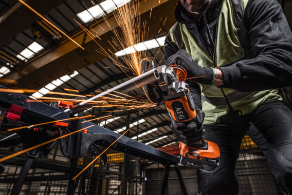 Szlifierka kątowa AEG 18 V tarcza 125 mm BEWS18-125BLPX2-0