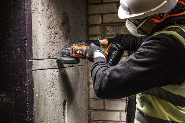 Szlifierka kątowa AEG 18 V tarcza 125 mm BEWS18-125BLPX2-0