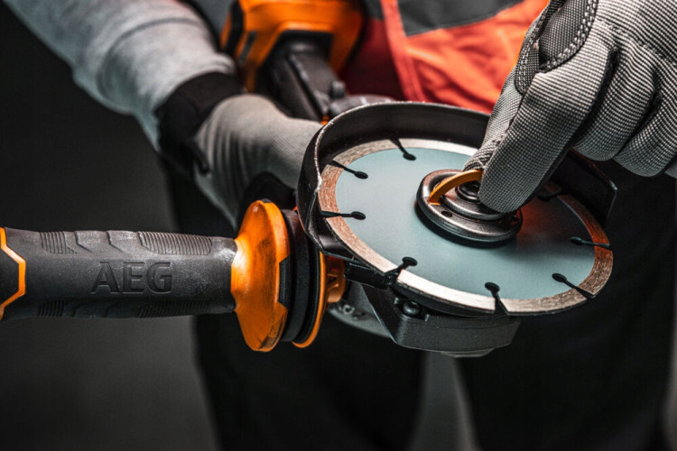 Szlifierka kątowa AEG 18 V tarcza 125 mm BEWS18-125BLPX2-0